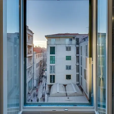 Downtown Marcius Luxury With Jacuzzi & Sauna דירה