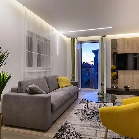 Downtown Marcius Luxury With Jacuzzi & Sauna זאדאר