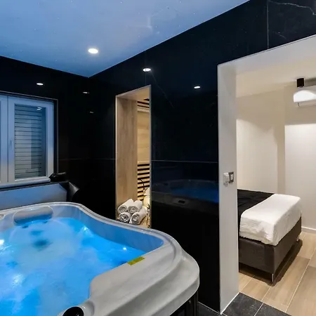 Downtown Marcius Luxury With Jacuzzi & Sauna Appartamento