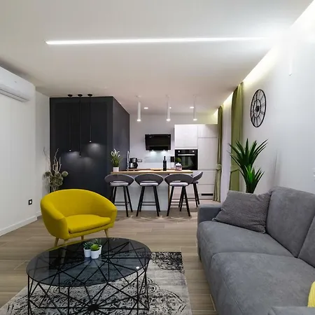 Downtown Marcius Luxury With Jacuzzi & Sauna * زادار