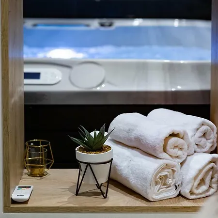Downtown Marcius Luxury With Jacuzzi & Sauna شقة زادار