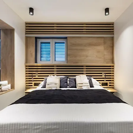 Downtown Marcius Luxury With Jacuzzi & Sauna شقة