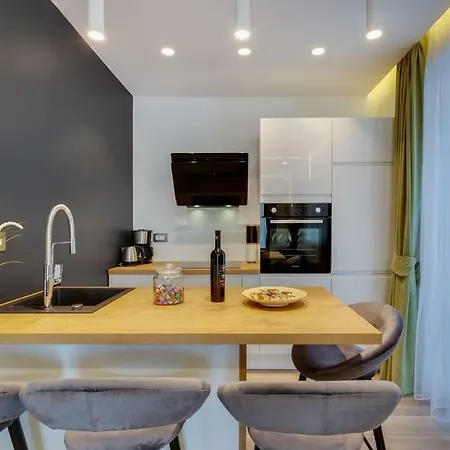 Downtown Marcius Luxury With Jacuzzi & Sauna * زادار