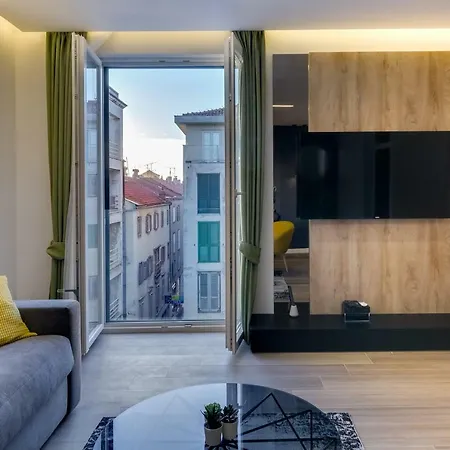 Downtown Marcius Luxury With Jacuzzi & Sauna * زادار