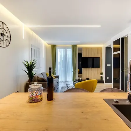 Downtown Marcius Luxury With Jacuzzi & Sauna * Zara