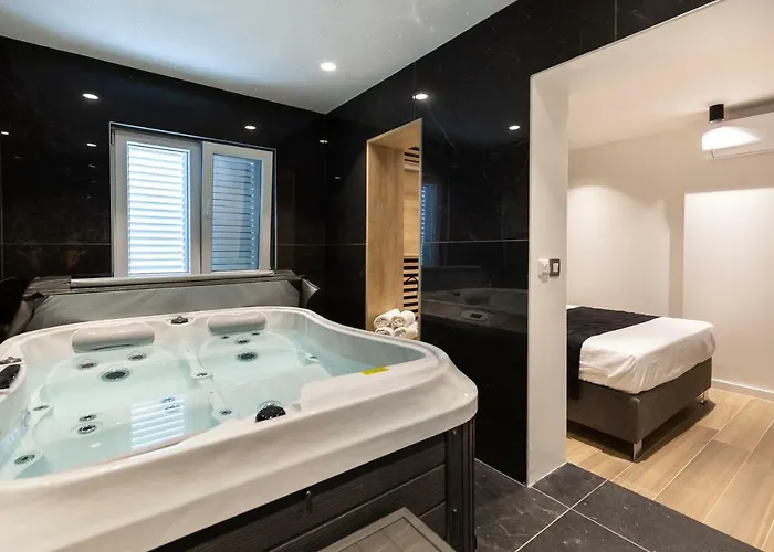 Downtown Marcius Luxury With Jacuzzi & Sauna