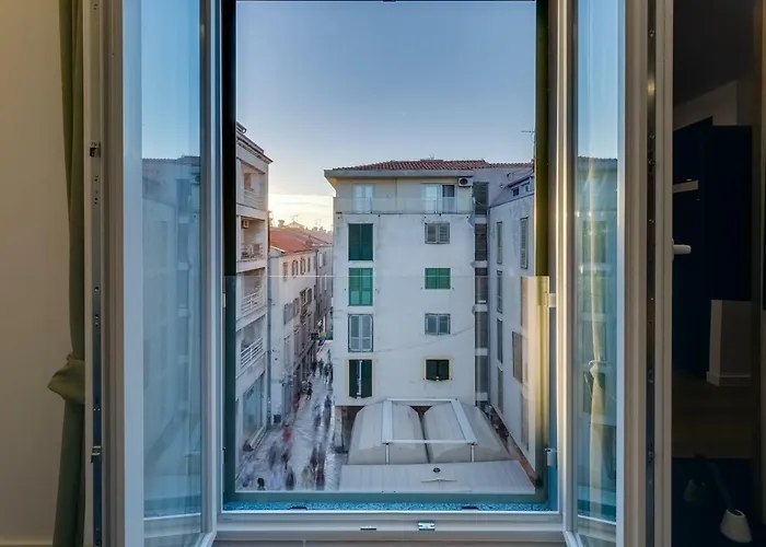 Downtown Marcius Luxury With Jacuzzi & Sauna アパート