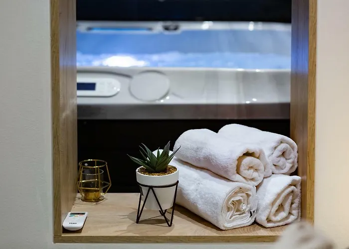 Downtown Marcius Luxury With Jacuzzi & Sauna アパート ザダル