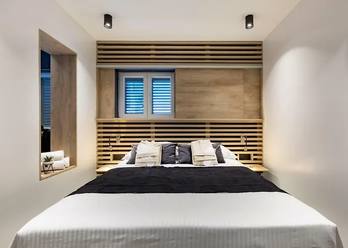 Downtown Marcius Luxury With Jacuzzi & Sauna アパート