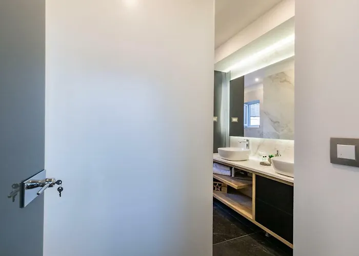 Downtown Marcius Luxury With Jacuzzi & Sauna アパート ザダル