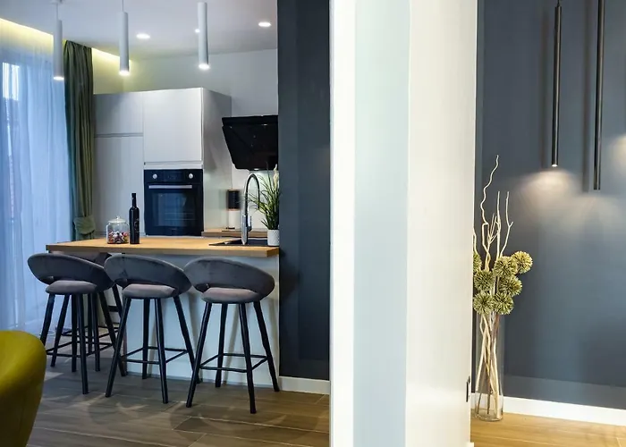 Downtown Marcius Luxury With Jacuzzi & Sauna アパート