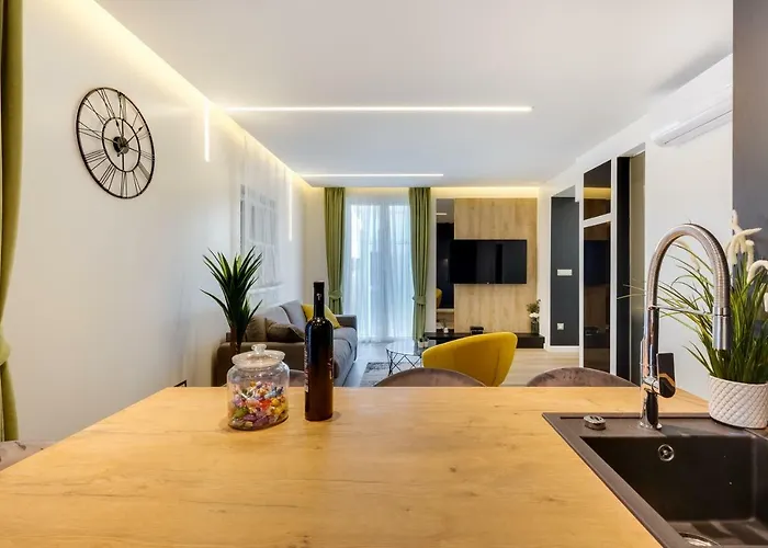 Downtown Marcius Luxury With Jacuzzi & Sauna * ザダル